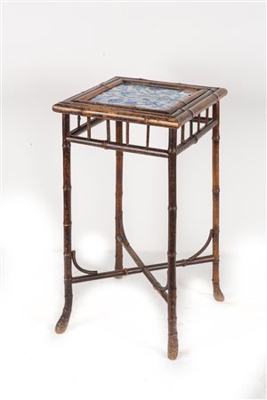 Arte Islamica Tavolino con mattonella sul piano superiore Siria o Multan,...