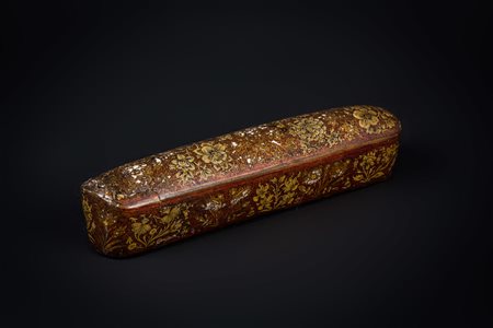 Arte Islamica Portapenne (Qalamdan) in papier maché con strumenti per...