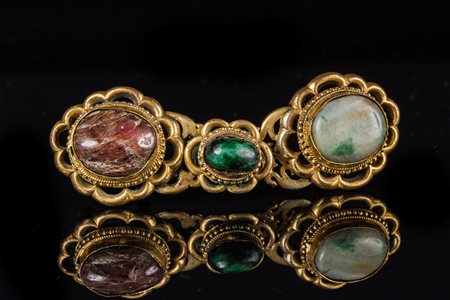 Arte Islamica Fibbia in bronzo dorato incastonato con radice di rubino e...