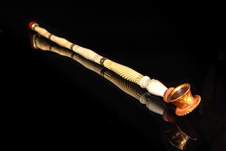 Arte Islamica Pipa lunga componibile con manico in avorio e finali in ambra e...