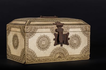 Arte Islamica Scrigno ricoperto in pergamena. Spagna o Sicilia, XIX - XX...
