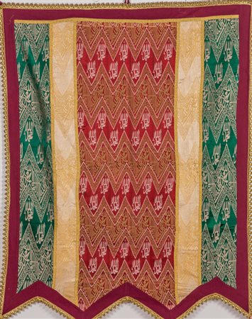 Arte Islamica Stendardo in stoffa composto da pezzi di lampasso di seta...