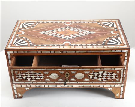 Arte Islamica Cofano da calligrafo in legno intarsiato in madreperla a...