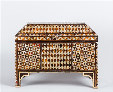 Arte Islamica Cofano da calligrafo in legno intarsiato in madreperla Turchia...