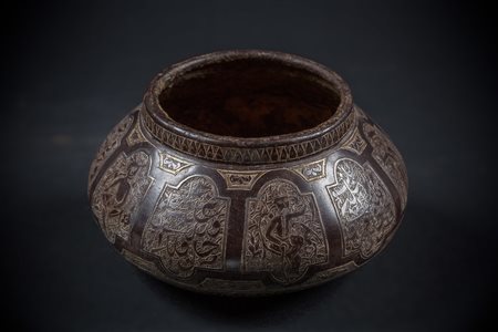 Arte Islamica Ciotola in metallo con decoro di personaggi e calligrafia Iran,...