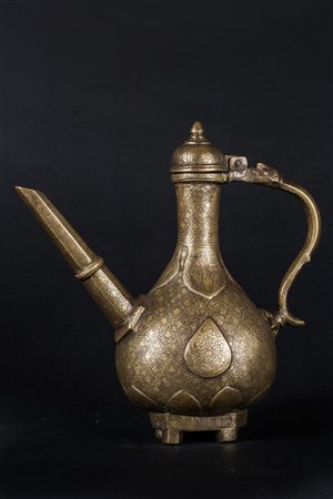 Arte Islamica Versatoio in ottone inciso con elementi floreali India...