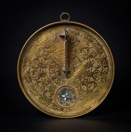 Arte Islamica Indicatore di Qibla in ottone inciso Persia, XIX secolo . -. Cm...