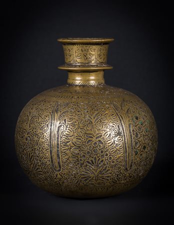 Arte Islamica Base di huqqa in ottone India, XVIII secolo . -. Cm 15,50....