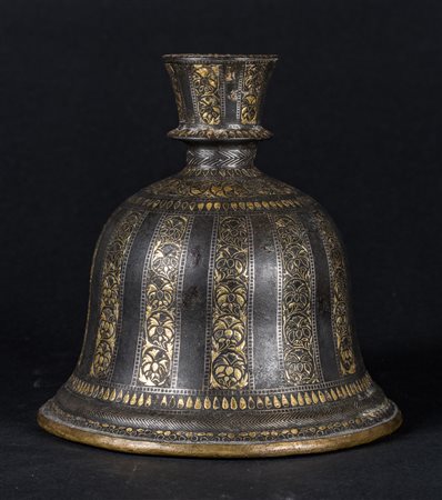 Arte Islamica Base di huqqa bidri ageminata in oro e argento India...