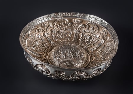 Arte Islamica Ciotola hammam in argento sbalzato con scene di hammam Impero...