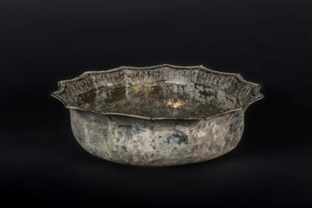 Arte Islamica Grande bacile in bronzo con profili lobati Iran Orientale, XII...