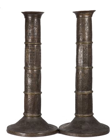 Arte Islamica Coppia di grandi candelieri in metallo lavorato a traforo...