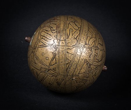 Arte Islamica Globo celeste in ottone India, tardo XIX secolo . -. Cm 12,00....