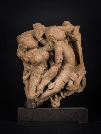 Arte Indiana Scultura in arenaria raffigurante una coppia di figure celesti...
