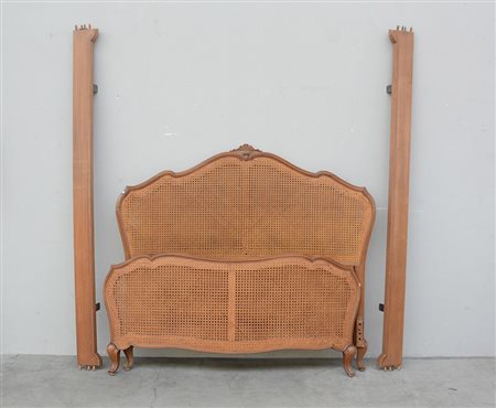 Letto ad una piazza e mezza in noce con testata e pediera sagomate rivestite...