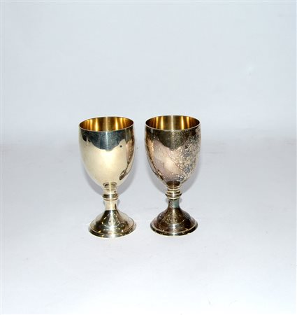 Coppia di calici in metallo argentato (h. cm 15,5)