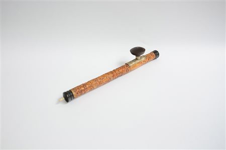 Pipa da oppio decorata con figure, con montatura in legno ebanizzato e...