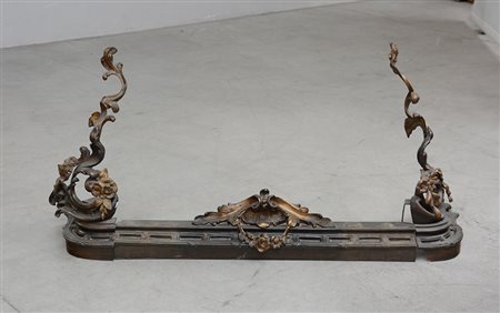 Lotto di tre fregi da camino in bronzo dorato e brunito decorati a fiori e...