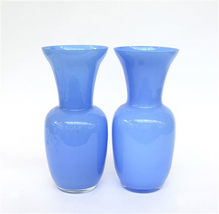 Coppia di vasi a balaustro in vetro opacizzato celeste (h cm 34,5)