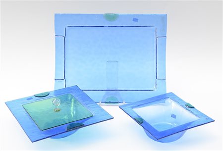 Manifattura di Murano. Lotto di due contenitori con coperchio ed un vassoio...