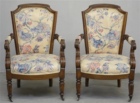 Coppia di poltrone in rovere scolpito a motivi vegetali, gambe anteriori...