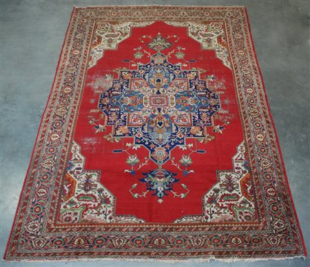 Tappeto orientale decorato a motivi floreali stilizzati e medaglione centrale...