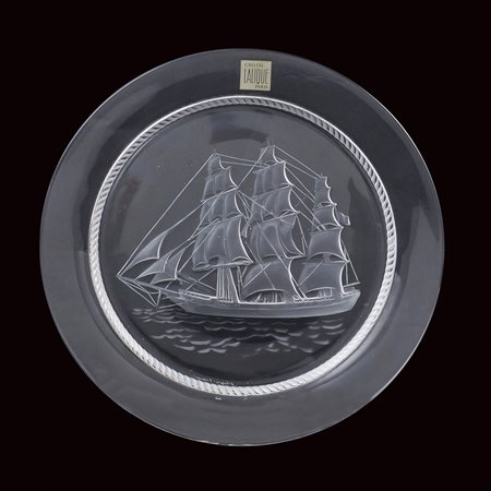 Lalique, piatto in cristallo Francia, XX Sec. d. 21,5 cm. di forma circolare...