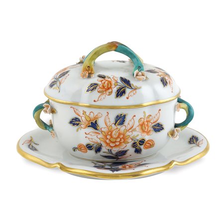 Salsiera con piattino in porcellana Sevres Francia, inizio XX Sec. 14x21x17...