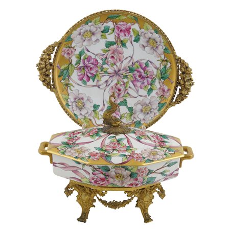 Zuppiera con presentoire in porcellana Limoges Francia, metà XX Sec. 34x29x27...