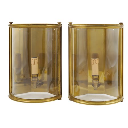 Coppia di appliques in metallo dorato e vetri XX Sec. 31x22x17 cm. a foggia...