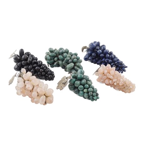 Sei grappoli d'uva in pietre dure diverse XX Sec. h. massima 24 cm. con...