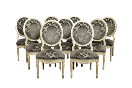 Quattordici sedie in legno laccato vecchia manifattura h. 113 cm....