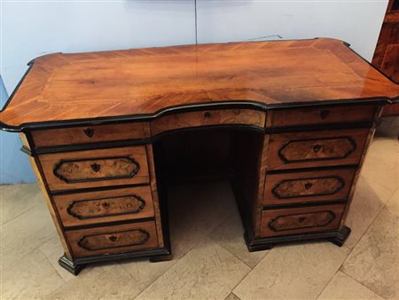 SCRIVANIA, Scrivania lastronata in legno di noce con profili ebanizzati....