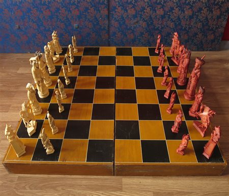 RARA SCACCHIERA, Rara scacchiera in legno, con 32 statuette in avorio Cina...