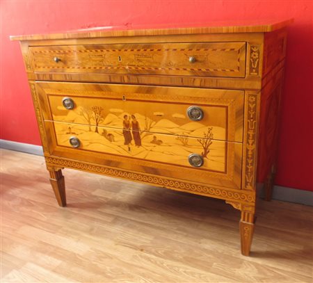 CASSETTONE, Cassettone di linea e di gusto neoclassico intarsiato in varie...