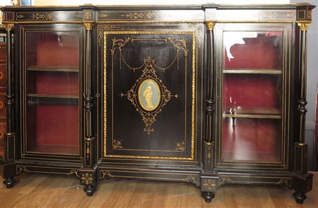 CREDENZA, Credenza ebanizzata intarsiata a tre ante con colonne tornite e...