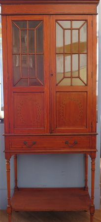 Cabinet vetrina in satinwood intarsiato a motivi floreali con cassetto....