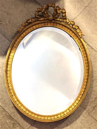 Specchiera in bronzo dorato con decoro in cimasa. Francia 1920 circa cm 62