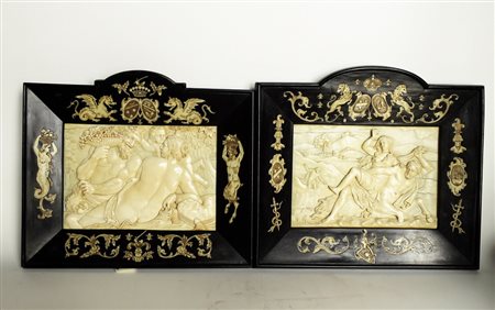 COPPIA DI AVORI, Coppia di bassorilievi in avorio "Scene mitologiche" cornici...