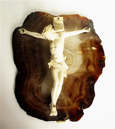 CROCEFISSO IN AVORIO, Crocefisso in avorio poggiante su base in pietra dura....