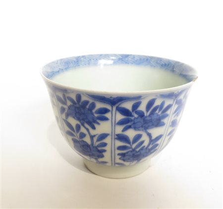 TAZZA, Tazza in porcellana bianco e blu Cina XVIII sec. cm 8x5