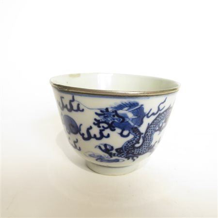 TAZZA, Tazza in porcellana bianco blu con drago Cina XVIII sec. cm 8,5x8
