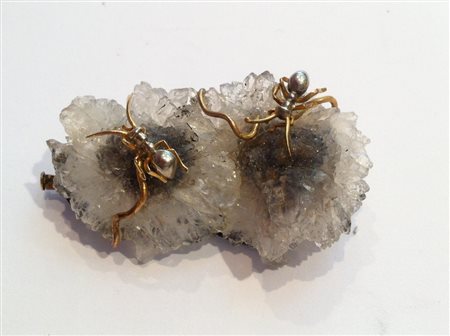 SPILLA, Spilla con quarzo su cui camminano due formiche in oro bianco e...
