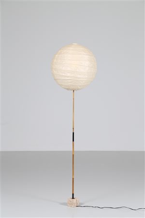 NOGUCHI ISAMU Lampada da terra, in legno di bambù metallo, base in marmo e...
