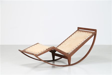 ALBINI FRANCO (1905 - 1977) Sedia a dondolo in legno di noce corda e tessuto,...