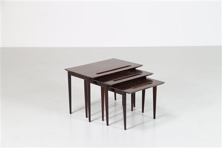 PARISI ICO (1916 - 1996) Set di tre tavolini impilabili in noce, produzione...
