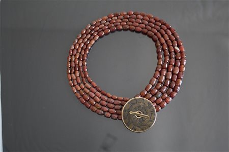 [Nessun Autore] Collana in corniola gr 22 con supporto di moneta cinese...