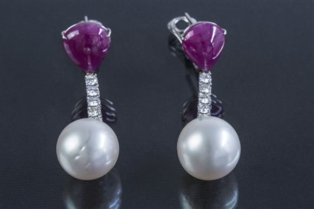 [Nessun Autore] Un paio di orecchini in oro bianco con rubini cabouchon e...