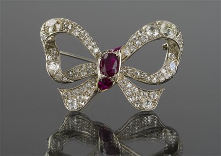 [Nessun Autore] Spilla a fiocco di gr 17.58 composta da due diamanti taglio...