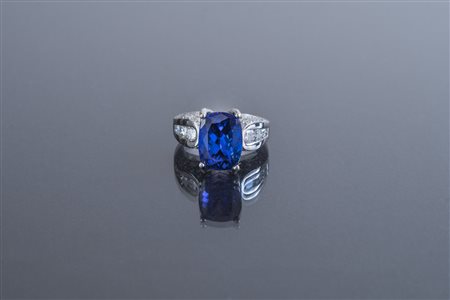 [Nessun Autore] Anello in oro bianco 18k con tanzanite cts 7.20 e diamanti. -. .